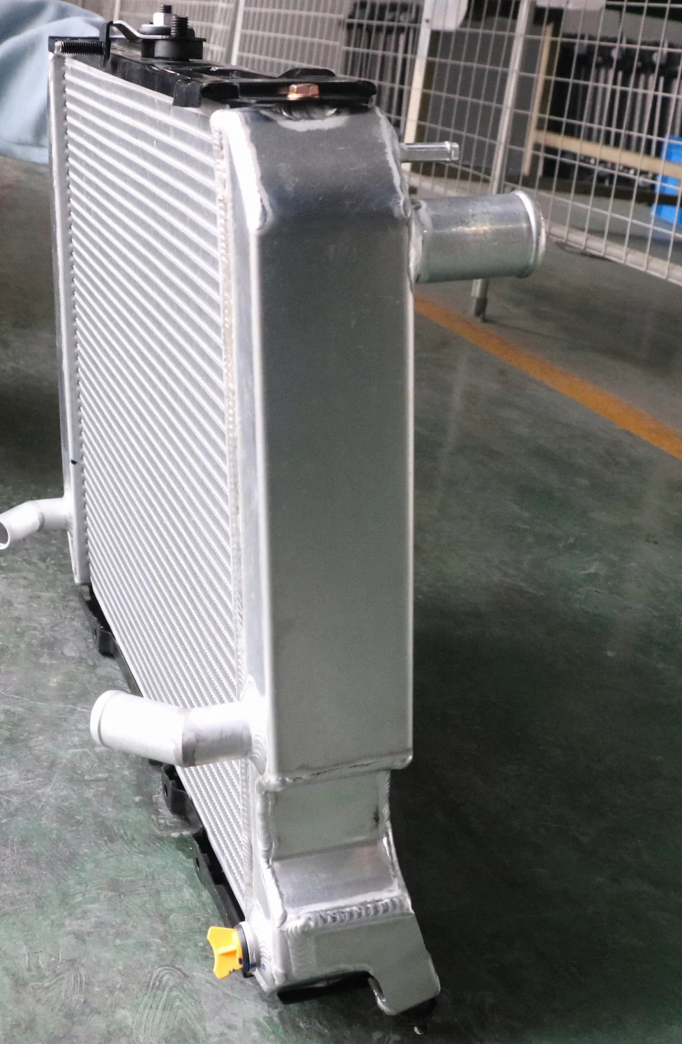 Radiator Hiace Diesel 1KZ models -1993-2004 - Image 3